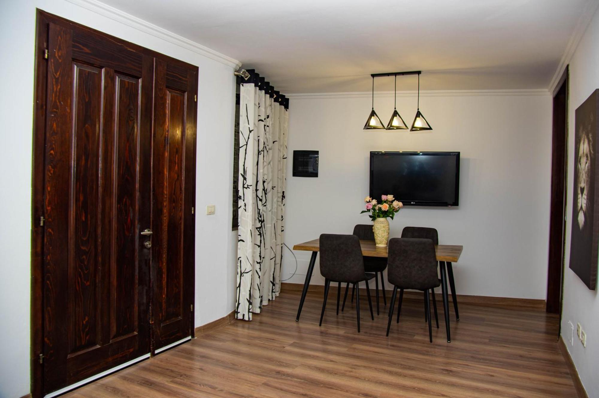 Lucas Central Relaxing House Тирана Экстерьер фото